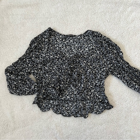 Tie Front Floral Top  Shein - Picture 2 of 7